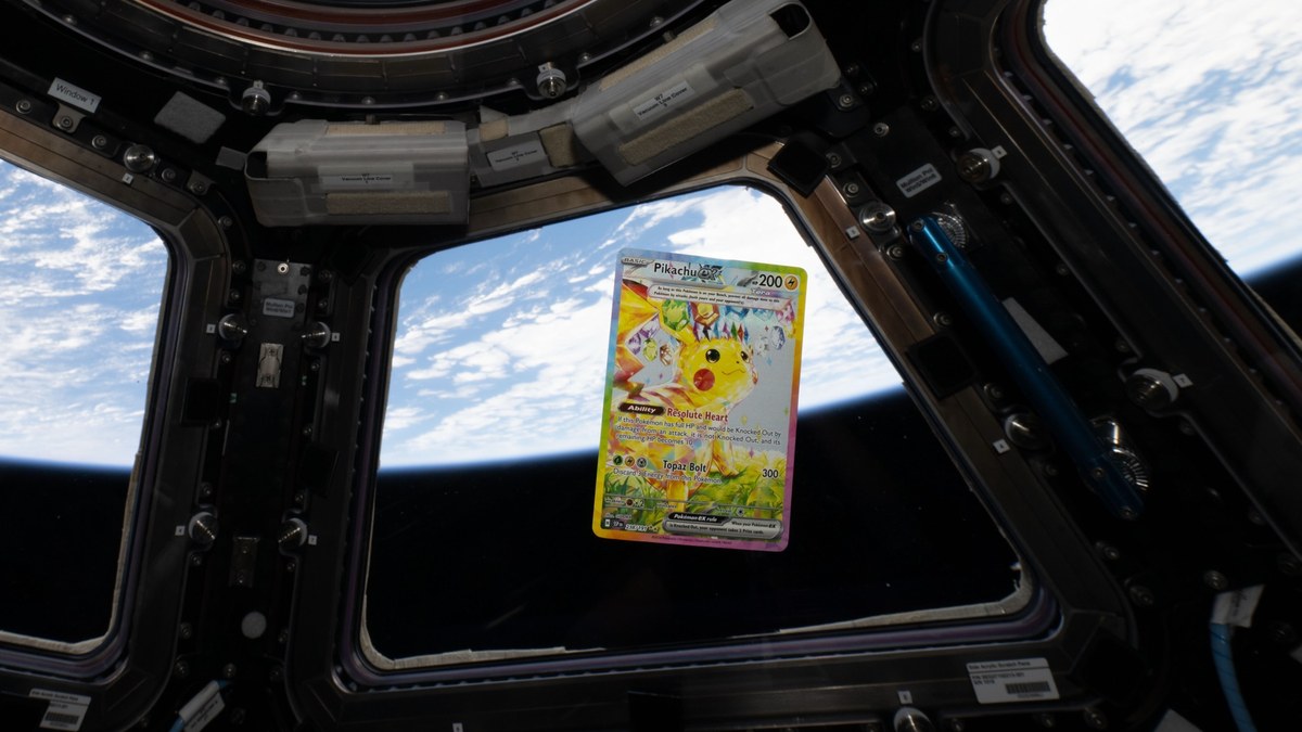 A carta Pikachu ex 238/191 flutuando dentro da Cupola da Estação Espacial Internacional, com a Terra ao fundo pela janela