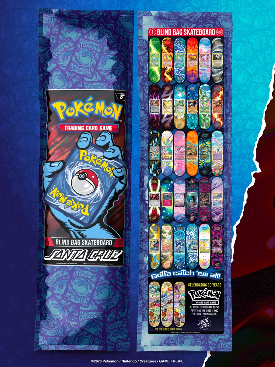 Frente e verso da embalagem blind bag dos shapes Santa Cruz x Pokémon TCG
