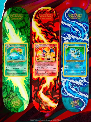 Shapes Santa Cruz x Pokémon TCG do Venusaur, do Charizard e do Blastoise, com as cartas da Coleção Básica