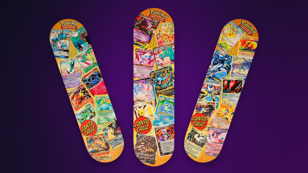 Os três shapes dourados da coleção Santa Cruz x Pokémon TCG, com colagens de cartas e o logo da Santa Cruz, em leque sobre fundo roxo
